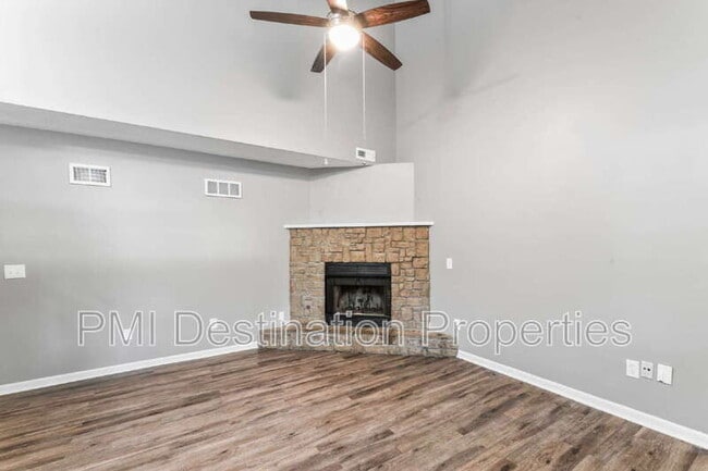 Foto del edificio - 1322 N Harvey Dr