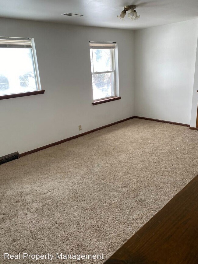 Building Photo - 3 br, 2.5 bath House - 221 E 8th Apt B