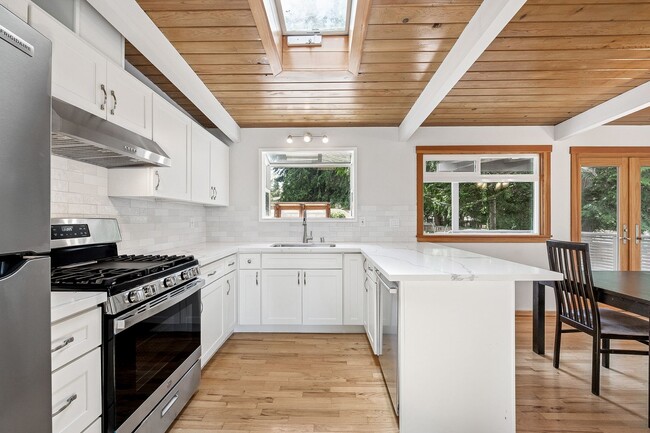 Building Photo - Beautifully Remodeled 3 Bed/2 Bath Edmonds...