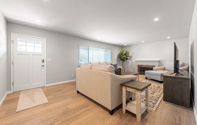 Foto del edificio - Spacious 3 BD / 2 BA Home with Beautifully...