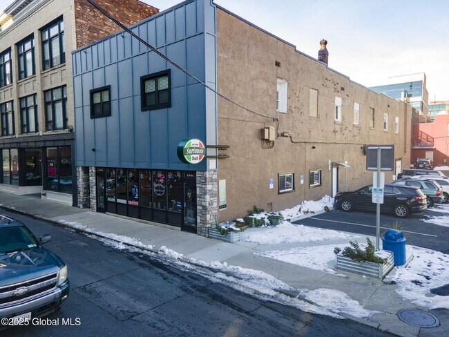 Foto del edificio - 140 Clinton St