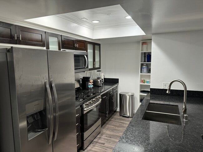 kitchen - 2700 Cahuenga Blvd E