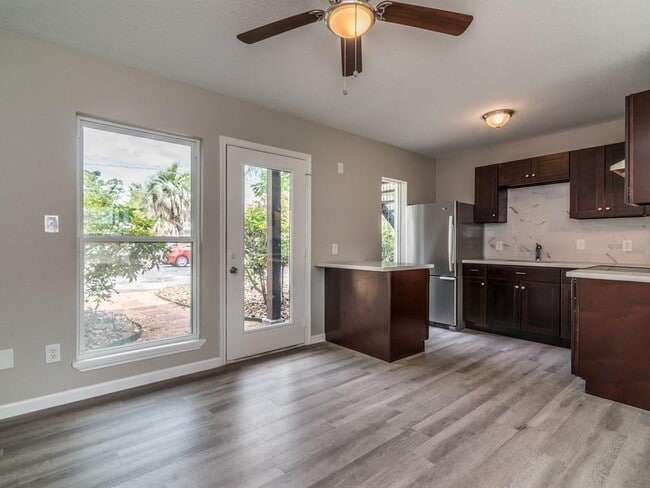 Building Photo - 1819 Cove Park Dr