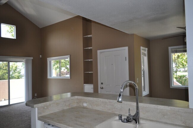 Foto del edificio - COMING SOON! Charming 2-Bedroom Upper Unit...