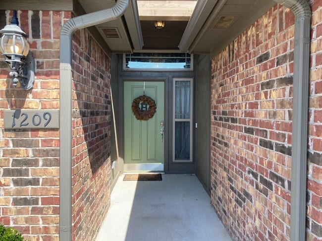 Building Photo - Beautiful 3 Bedroom Home with a Study in M...