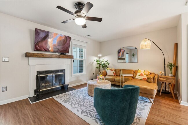 Foto del edificio - Charming 2-Bedroom, 2.5 Bath Townhome in Woodcroft Available July 1st!