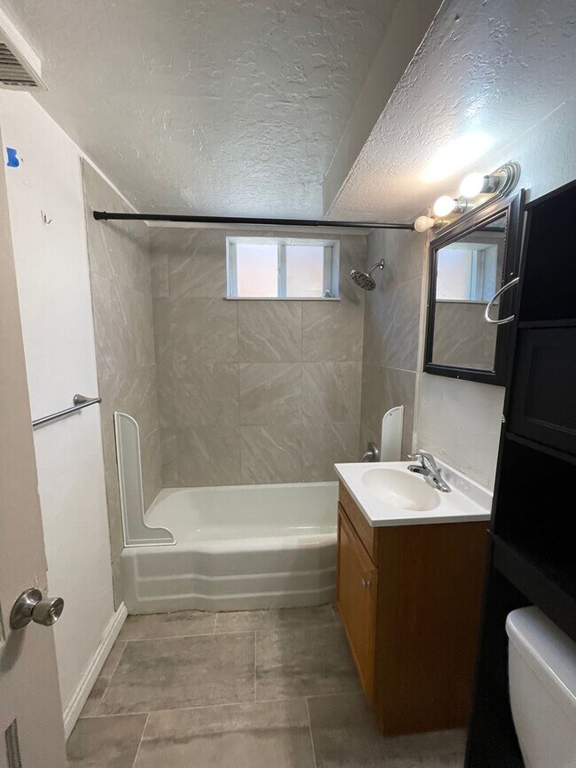 Foto del edificio - Ogden 1 Bedroom Basement Apartment, 800 sq ft, Spacious