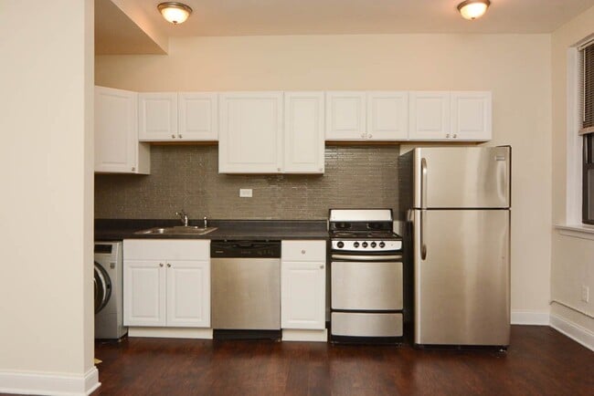 Building Photo - 3350 N Marshfield Ave