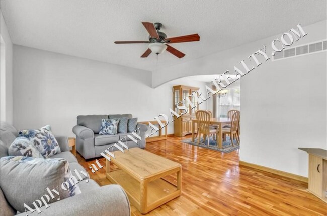 Foto del edificio - Beautiful 4 Bed 2 Bath Home in Olathe-Available in JULY!!