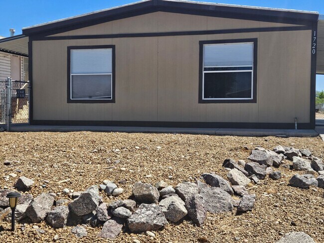 Building Photo - Large 2bd/1ba Manufactured Home in desirab...