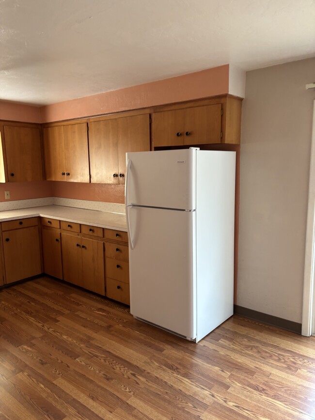 Building Photo - Cottage St Triplex