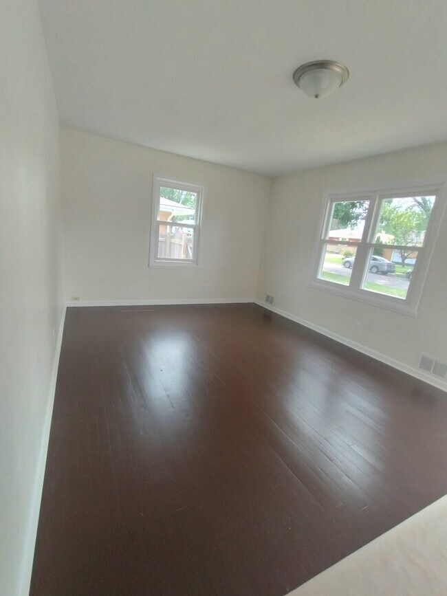 Foto del edificio - 3215 Montrose Ave