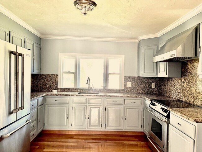 Building Photo - 19 Hawes St