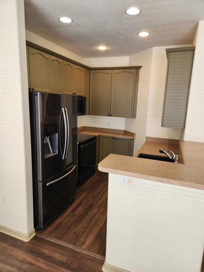 Foto del edificio - Beautiful condo in highly desired area of ...