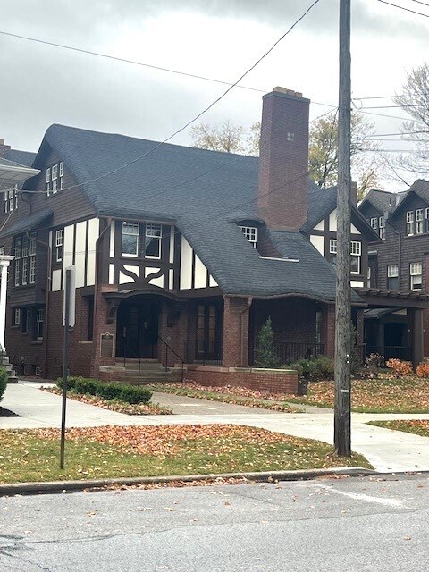 Foto principal - 555 W 6th St