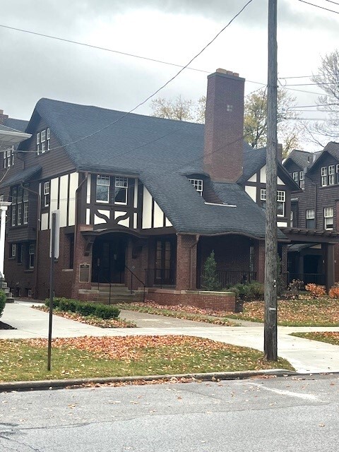 Primary Photo - 555 W 6th St