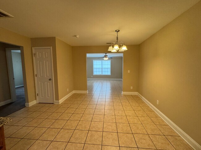 Foto del edificio - Available to Show