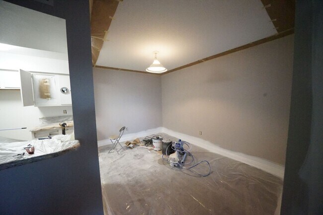 Building Photo - SHOWINGS AVAILABLE NOW