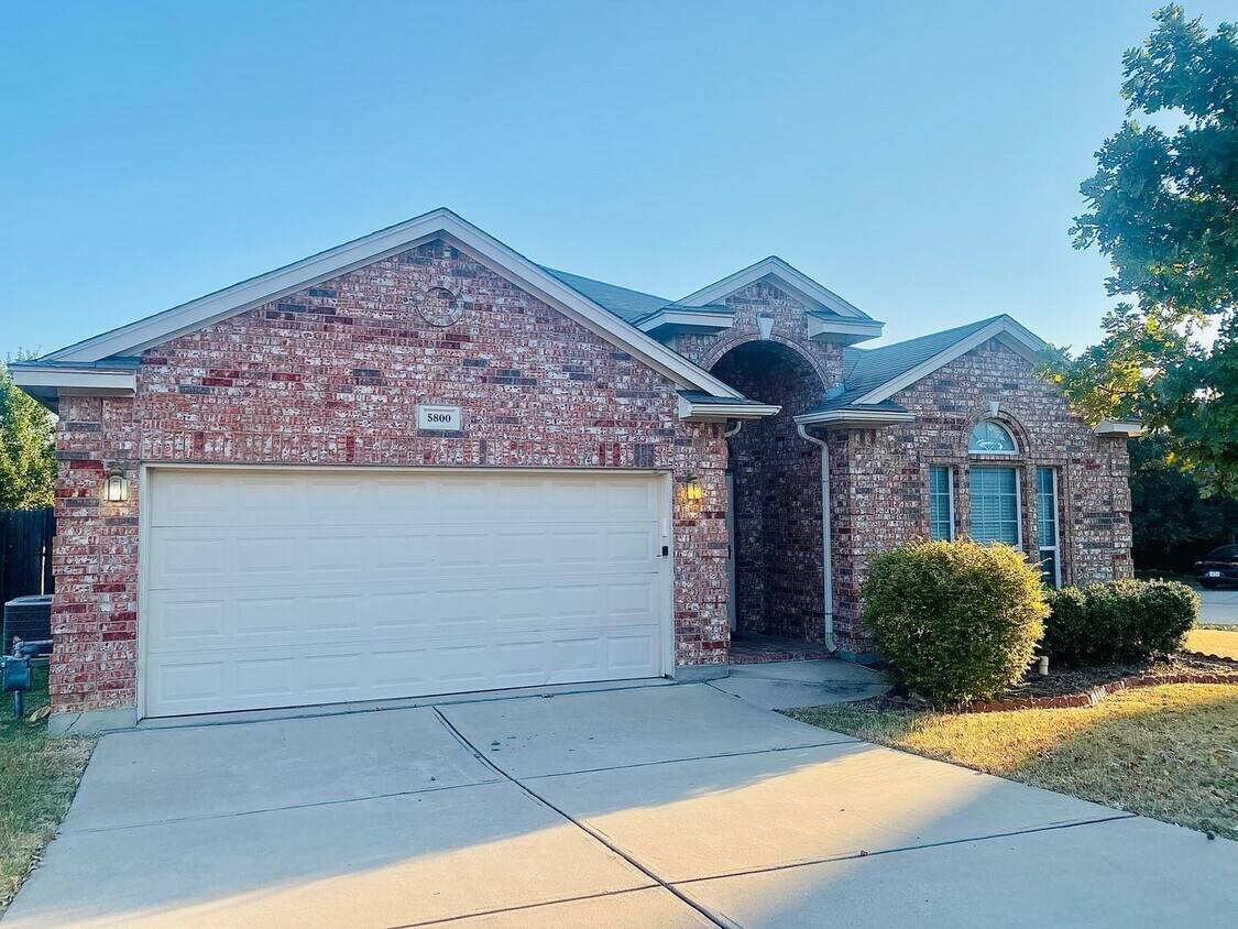 Foto principal - Gorgeous 3-Bedroom Home in Marine Creek Ra...