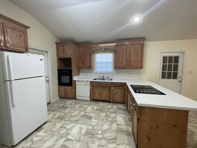 Building Photo - 921 Pine Cone Cir
