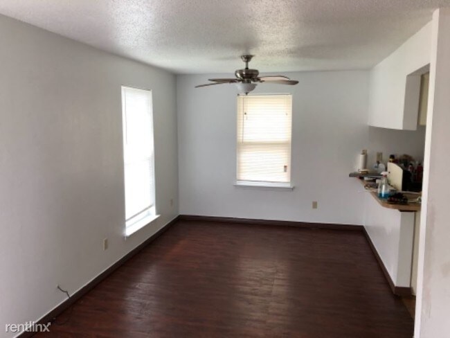 Building Photo - 704 Colony Dr