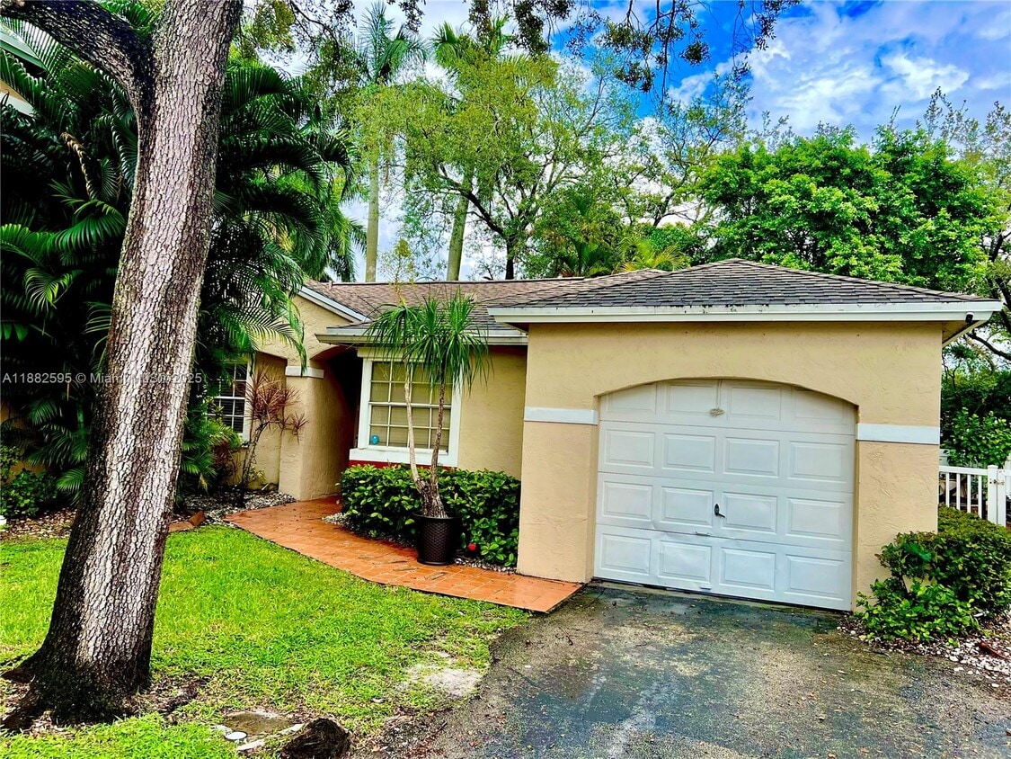 Foto principal - 11904 NW 12th St