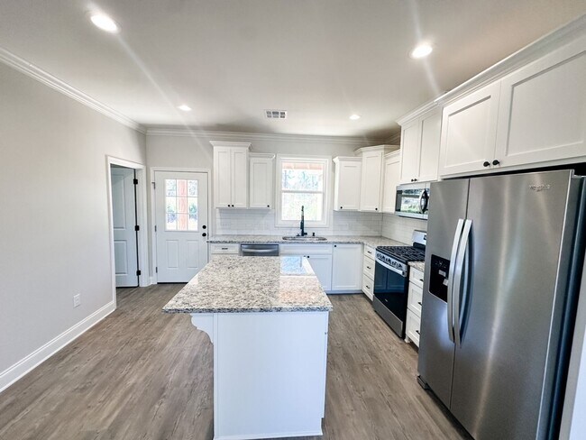 Building Photo - 3 bedroom 2 bath New Construction home loc...