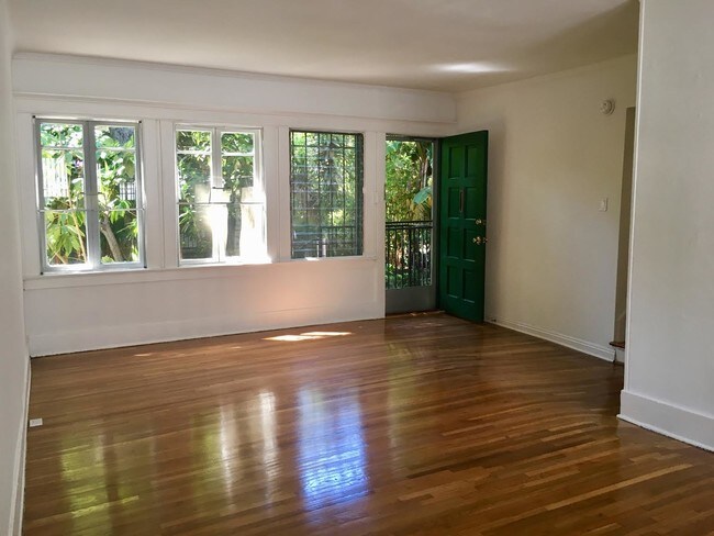 Living room / bedroom Space - 7264 1/2 Fountain Ave