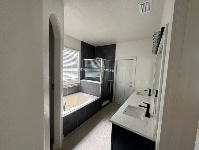 Building Photo - 839 Knollwood Dr