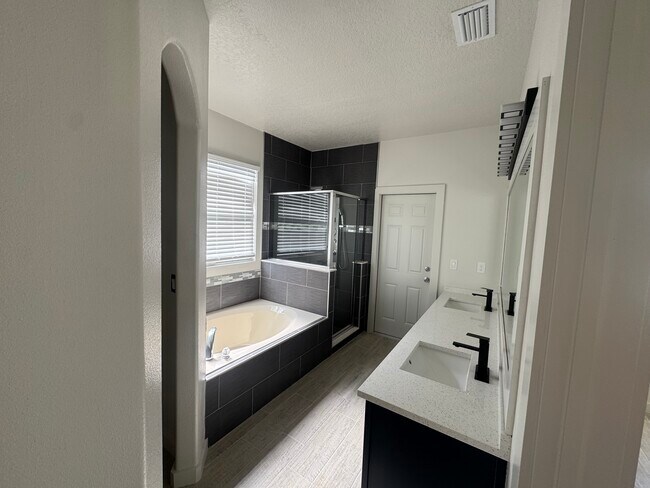 Foto del edificio - 839 Knollwood Dr