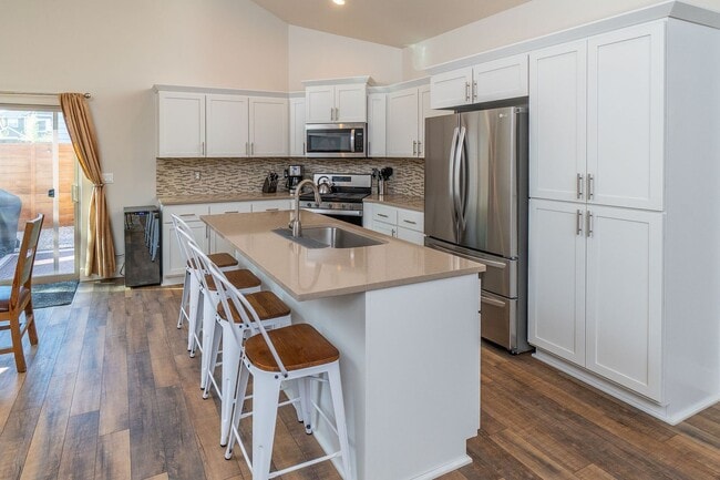 Building Photo - Newly Built Spacious Home, Fully Equipped Kitchen, Garage Included