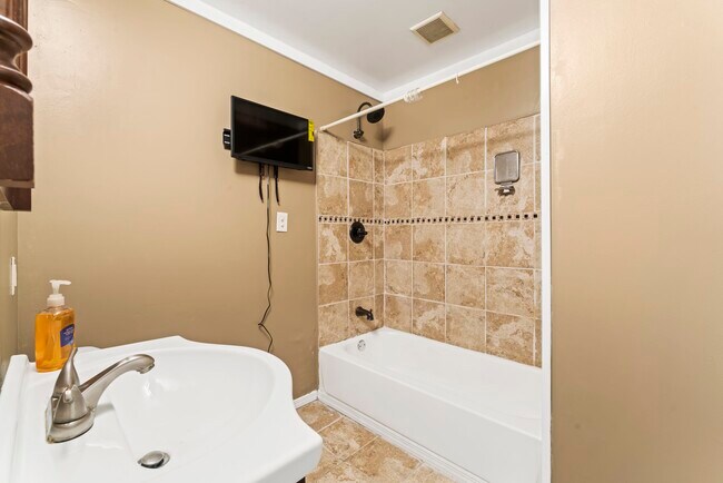 Foto del edificio - 2404 Saunders Station Rd