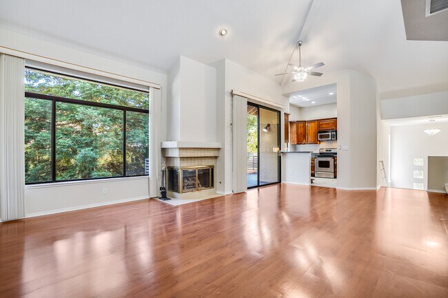 Foto del edificio - 3046 Lakemont Dr