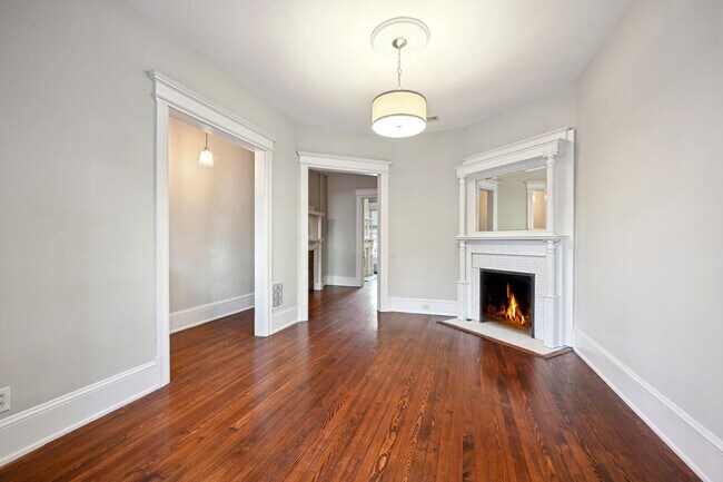 Building Photo - Victorian Rowhome w/ Parking!