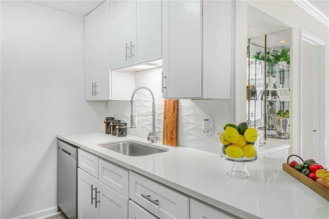 Building Photo - 28303 Plantation Dr NE