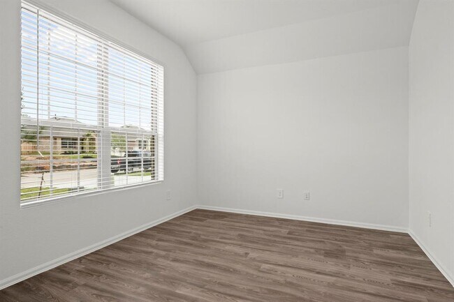 Building Photo - 2830 S Ridgeway Dr