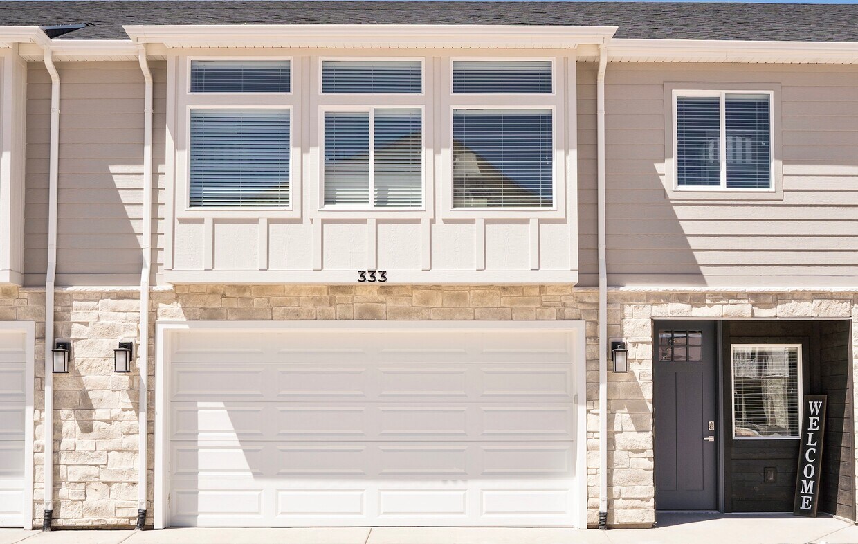 Primary Photo - 333 W Pk Dr