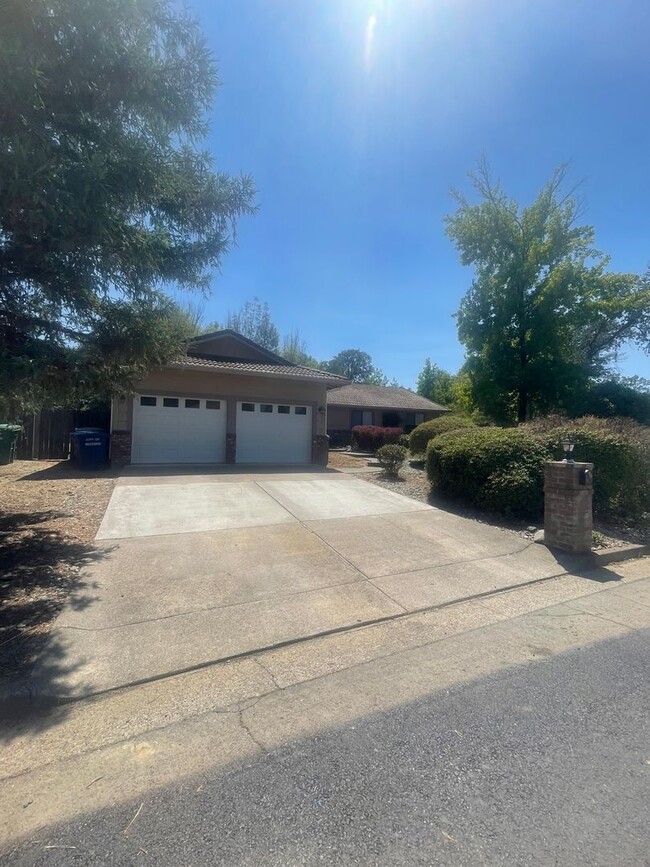 Building Photo - 651 Country Oak Dr