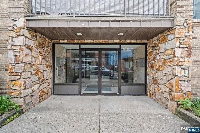 Building Photo - 314 palisade