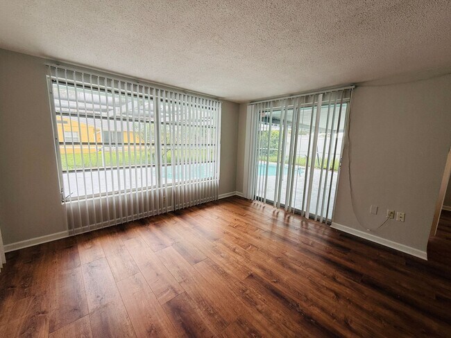 Building Photo - 2 bed 2 bath Pool Home in Port Richey