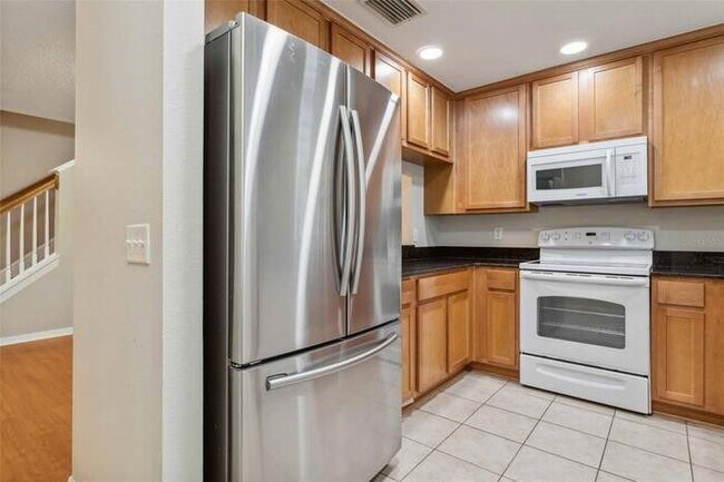 Cocina con pasaplatos - 9412 Charlesberg Dr