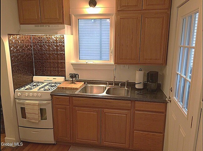 Foto del edificio - 164 Clinton St