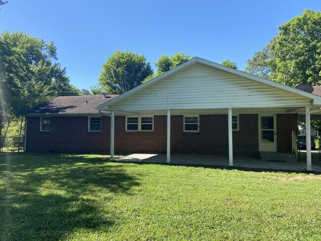 Building Photo - 1011 Oak Dr.