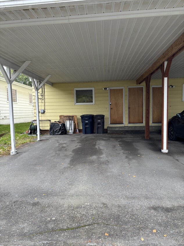 Designated carport with private back entrance - 1422 O St