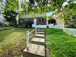 Building Photo - 806 S Armour St