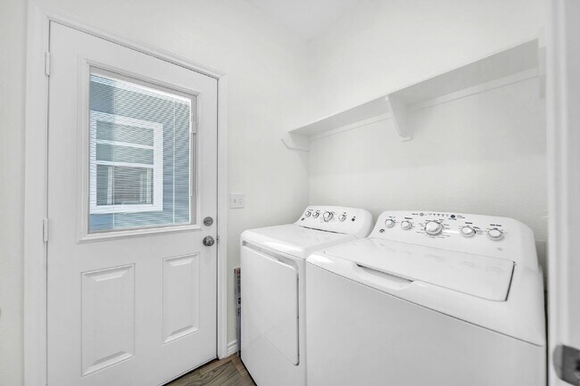 Foto del edificio - MOVE IN READY - Like NEW built in 2023, this 3 bedroom, 2  bath quaint home provides comfort and ...