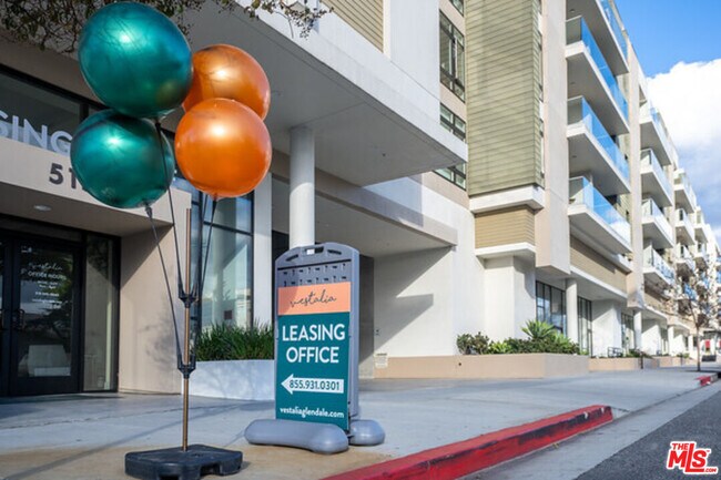 Foto del edificio - 515 W Broadway