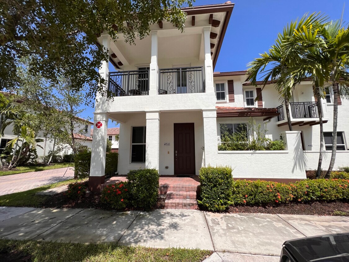 Foto principal - 4710 Monarch Way