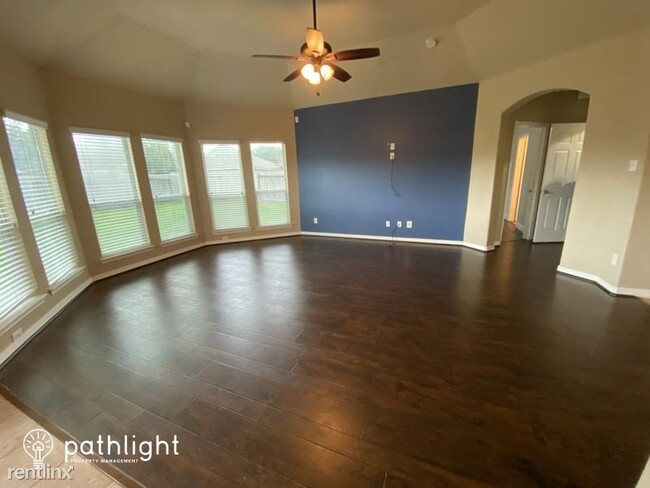 Foto del edificio - 3 br, 2 bath House - 3810 Elderberry Drive...