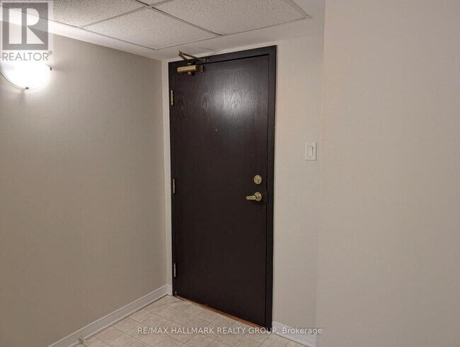 Photo du bâtiment - 310 Central Park Dr